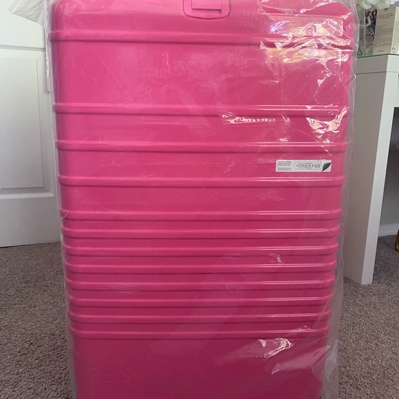 Beis Bundle The 29" and 26" Check-In Roller in Barbie Pink - Picture 2 of 14